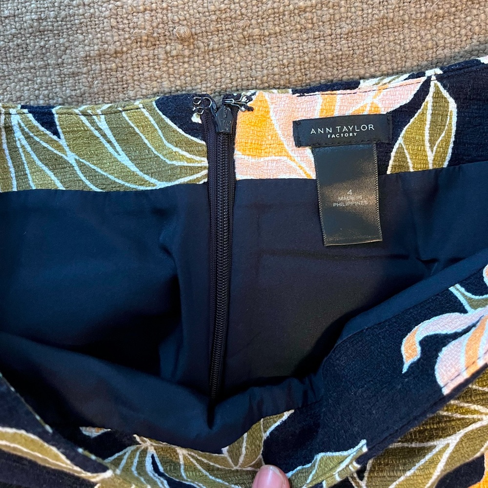 Ann Taylor, size 4, pencil skirt, great condition